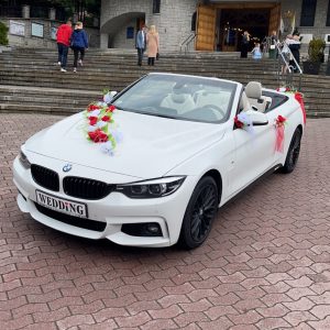 Bezpieczny i punktualny przejazd – wynajem auta z szoferem na wesele.