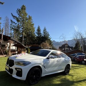 Weselna elegancja zaczyna się od wejścia – auto z kierowcą na Twoją ceremonię.