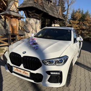 Z miłości do stylu – romantyczny przejazd na ślub w wyjątkowym aucie.