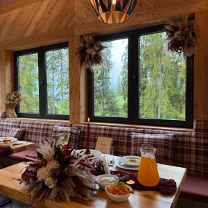 Elegancka sala z góralskimi akcentami – wymarzone miejsce na wesele.