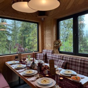 Przestronna sala weselna z panoramicznymi oknami i stylową dekoracją.