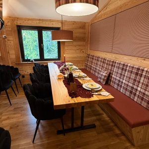 Śniadanie weselne w klimatycznym wnętrzu z widokiem na zieleń